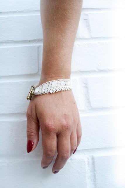 Juste un bout de dentelle