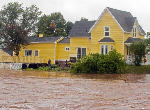 Leslie: des vents de 131 km/h à Terre-Neuve