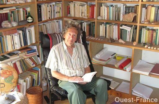 Kenneth White dans la bibliothèque de sa maison à Trébeurden. 