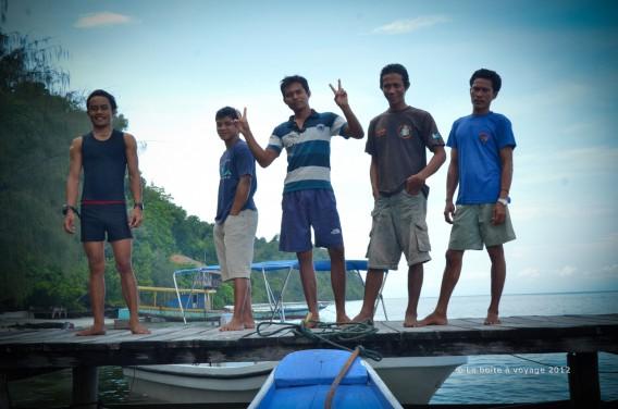 Nos gentils divemasters nous disent au revoir (Waleabahi, îles Togian, Sulawesi Centre, Indonésie)