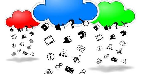 symboles qui pleuvent depuis des nuages colorés