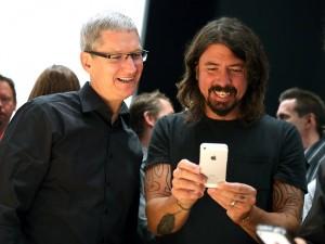 164585 tim cook dave grohl 300x225 LiPhone 5 :  plus rapide, plus mince, plus léger, plus grand ...