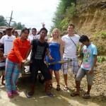 Juillet 2012 : tournée Plastique à Katupat avec Céline et Nicolas, deux touristes belges (îles Togian, Sulawesi Centre, Indonésie)