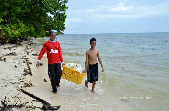 Ramassage de plastique sur la plage nord de Tomken (îles Togian, Sulawesi Centre, Indonésie)