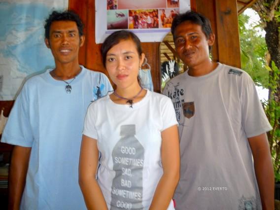 Les membres officiels d’EVERTO Indonésie : Saiful, Ramlah et Lukman, à Fadhila Cottages (Tomken, îles Togian, Sulawesi Centre, Indonésie)