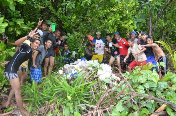 Bénévoles EVERTO après la tournée plastique (Tomken, îles Togian, Sulawesi Centre, Indonésie)