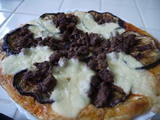 pizza aubergine, viande hachée et mozarella