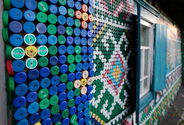 Une retraitée utilise 30 000 bouchons en plastique pour décorer sa maison