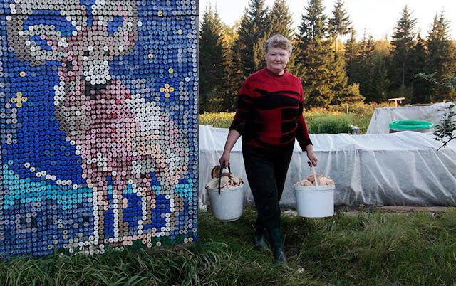 Une retraitée utilise 30 000 bouchons en plastique pour décorer sa maison