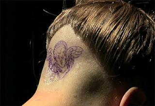 Lady Gaga se fait tatouer le crâne en direct !