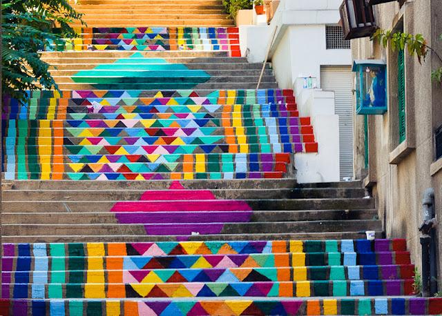 De la couleur sur les marches de Beyrouth par Dihzahyners - Street Art
