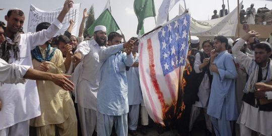 Des manifestants afghans brulent un drapeau américain, le 15 septembre à Khost.