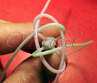 Scoubidou à 4 fils, Technique triangulé maille alternée