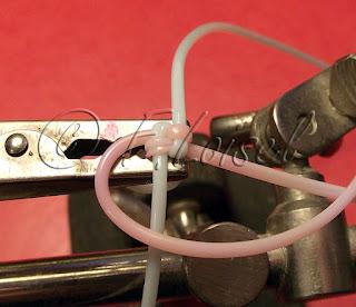 Scoubidou à 4 fils, Technique triangulé maille alternée