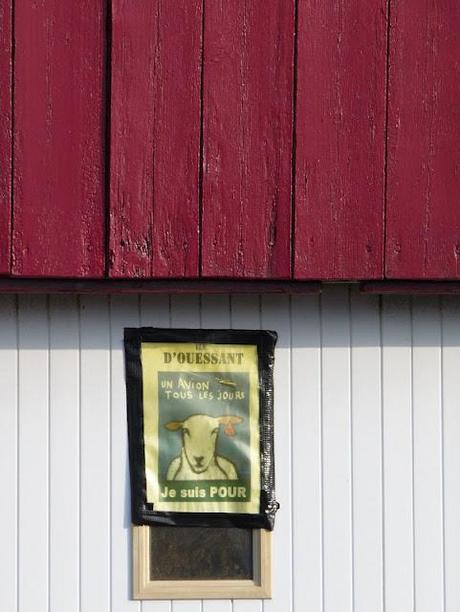 sous les galets, la mer