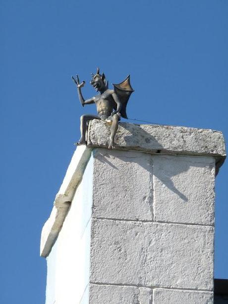 sous les galets, la mer