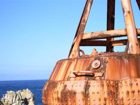 sous les galets, la mer