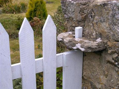 sous les galets, la mer