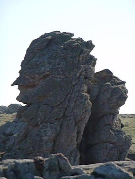 sous les galets, la mer