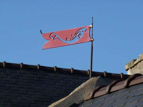 sous les galets, la mer