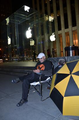 hazem sayed iphone5 cube 270x409 iPhone 5 : les files dattentes commencent à NYC !