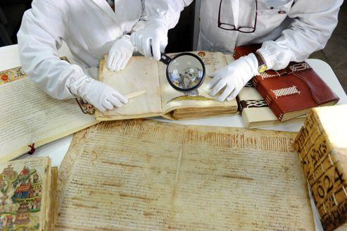 Avant d'entreprendre une restauration, le restaurateur fixe le diagnostic avant nettoyage d'un volume refermant des actes notamriaux de la ville de Rome pour l'année 1624.