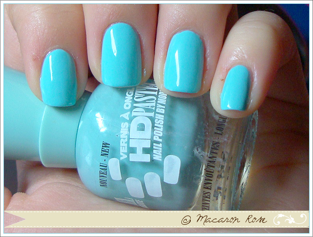 [Ongles] Bleu (ou vert ?) et accent nail avec stripping tape