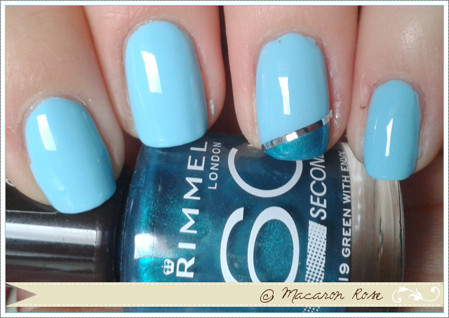 [Ongles] Bleu (ou vert ?) et accent nail avec stripping tape
