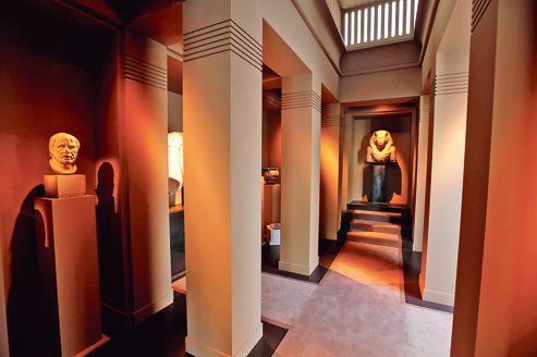 Dans ce mastaba aux tonalités taupe, couleur fétiche du décorateur François-Joseph Graf, le visiteur chemine dans la pénombre jusqu'au buste monumental de Sésostris Ier<br alt=