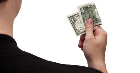 homme tenant un billet d'un dollar