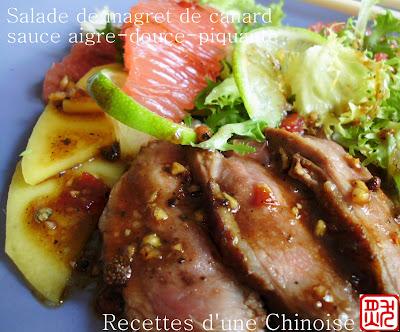 Salade et magret de canard grillé, sauce aigre-douce-piquante