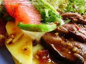 Salade magret canard grillé, sauce aigre-douce-piquante