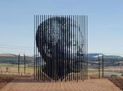 lames d’acier géantes forment portrait Nelson Mandela