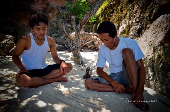 Nus et Steven font faire la course aux Bernard l'ermite (Waleabahi, îles Togian, Sulawesi Centre, Indonésie)