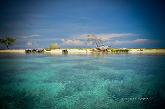 Plage solitaire sur le chemin retour (Waleabahi, îles Togian, Sulawesi Centre, Indonésie)