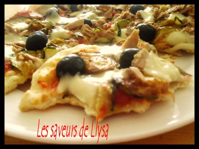 Pizza, tomates, courgettes, thon, olives, mozzarella