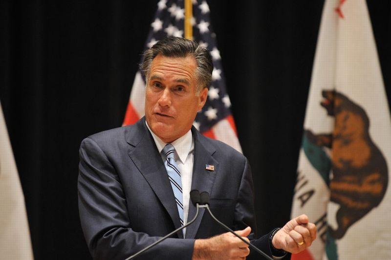 Embarrassé. La campagne de Mitt Romney (ici photographié à Costa Mesa) a essuyé un nouveau coup de tabac lundi soir quand le candidat républicain à la Maison blanche a fustigé, dans une vidéo manifestement filmée à son insu, 47% des électeurs américains acquis, selon lui, à Barack Obama parce qu'ils «ne payent pas d'impôts» et considèrent qu'ils sont des «victimes» dont l'Etat seul doit assumer la charge. La date de l'événement n'a pas été précisée et seul le candidat républicain à la présidentielle est reconnaissable à l'écran, le reste de la scène étant flouté. L'authenticité de la vidéo n'a pu être établie mais la voix de l'orateur semble bien être celle de Mitt Romney. La publication de cette vidéo intervient à 50 jours du scrutin du 6 novembre, alors que M. Romney accuse un retard dans les sondages et que des médias font état de querelles au sein de son équipe de campagne.