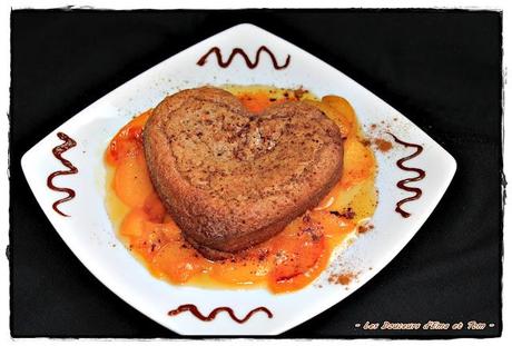 Fondant praliné sur son lit de pêches caramélisées Fondant praliné sur son lit de pêches caramélisées