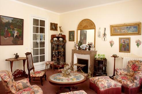 Le joyeux bazar de Sophie Desmarets Le mobilier de l'appartement de Sophie Desmarets comporte des tableaux, meubles et objets d'art, datés entre 1880 et 1910, accessibles à toutes les bourses.