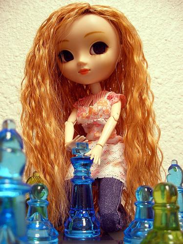 Kate Perry et Barbie  jouent aussi  aux échecs