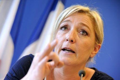 marine-le-pen Marine Le Pen veut imposer un code vestimentaire pour les lieux publics