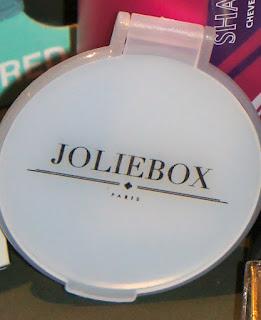 Avec 4 métros de retard, la JolieBox d'août...
