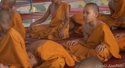 Thaïlande, Explosion et, maladie mystérieuse au Wat [HD]