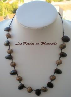 Un ronde du lundi tres ethnique collier ivoire végétal et graines