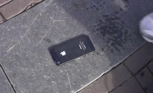 Un iPhone5 collé sur le sol brise le rêve des passants
