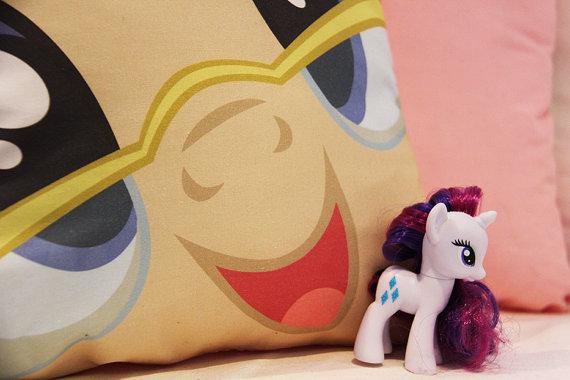 Des frimousses de Petits Poneys sur le canapé