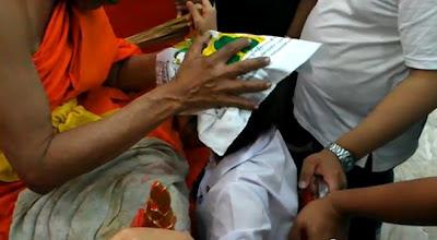 Thaïlande : Exorcisme d’une secouriste et, d’une étudiante [HD]