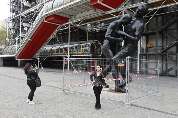 Le coup de tête de Zidane en sculpture géante exposé à Pompidou