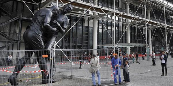 Le coup de tête de Zidane en sculpture géante exposé à Pompidou