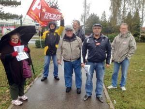 Rien n’arrête les militants du Front de Gauche du comité local de Longwy-Longuyon-Villerupt, même pas la pluie et le froid.